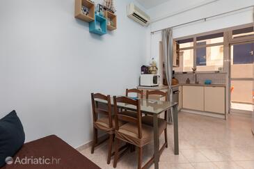 Apartamente cu piscină potrivite pentru familiile cu copii Zavode, Omis - 1021