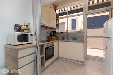 Lägenheter med pool lämpliga för familjer med barn Zavode, Omis - 1021