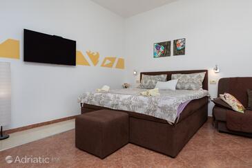 Apartamentos con piscina adecuados para familias con niños Zavode, Omis - 1021