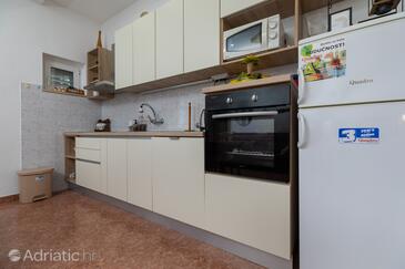 Apartamentos con piscina adecuados para familias con niños Zavode, Omis - 1021