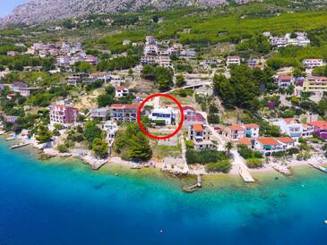 Zavode, Omiš, Szálláshely 1021 - Apartmanok a tenger közelében kavicsos stranddal.