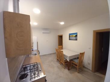 Kabli, Dining room in the apartment, air condition available and WiFi.