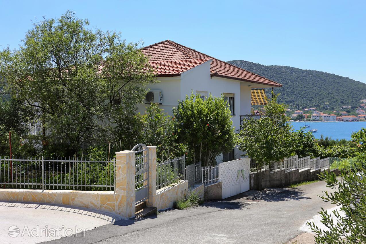 Appartamenti accanto al mare Vinisce, Traù - Trogir - 10241