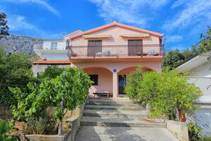 Leiligheter med parkering Stanici, Omis - 1027