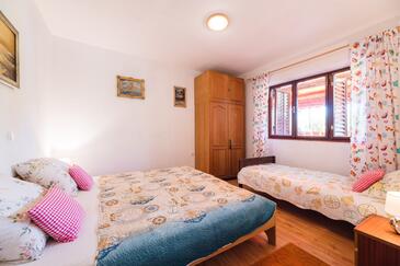 Apartments with parking space Novi Vinodolski - 10270