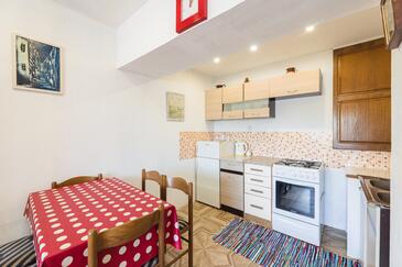 Apartments with parking space Novi Vinodolski - 10270