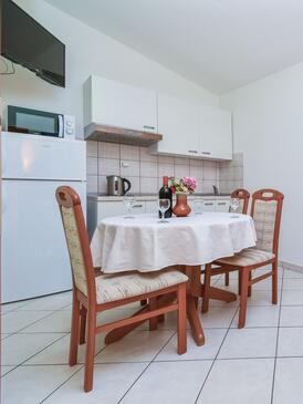 Apartments by the sea Pisak, Omiš - 10323