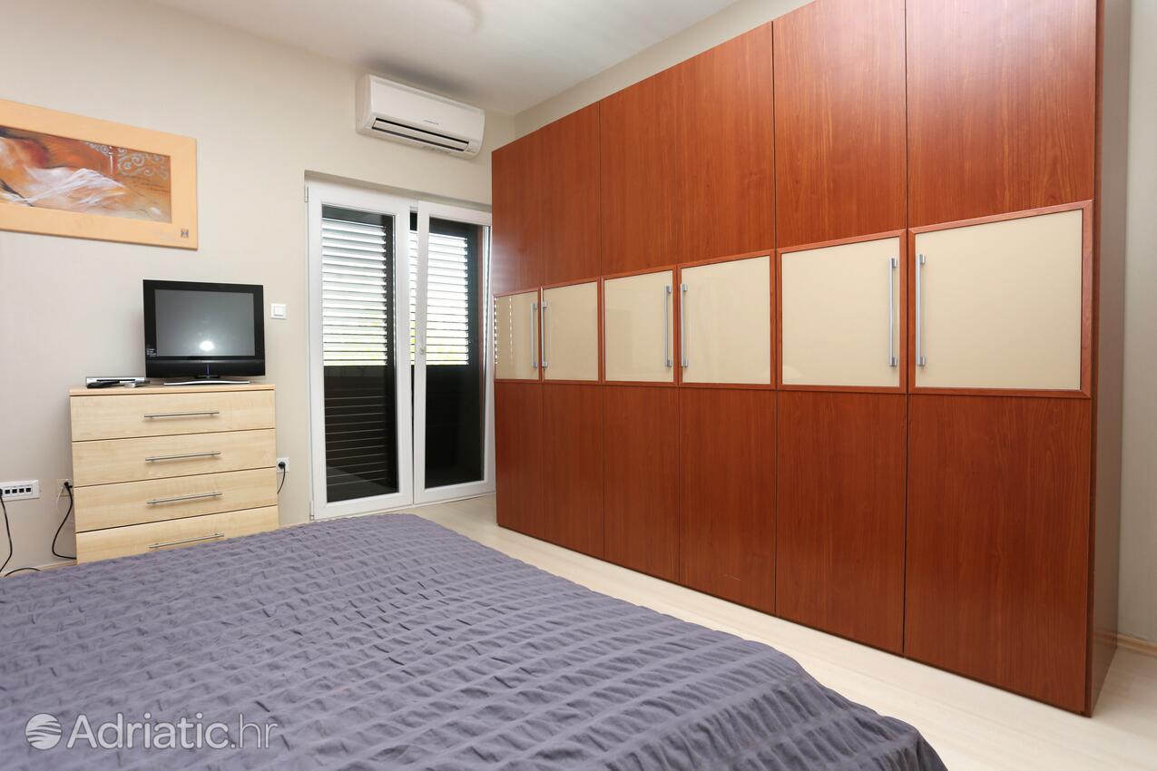 A-10324-a - Private accommodation - Apartments with a parking space Stanići, Omiš