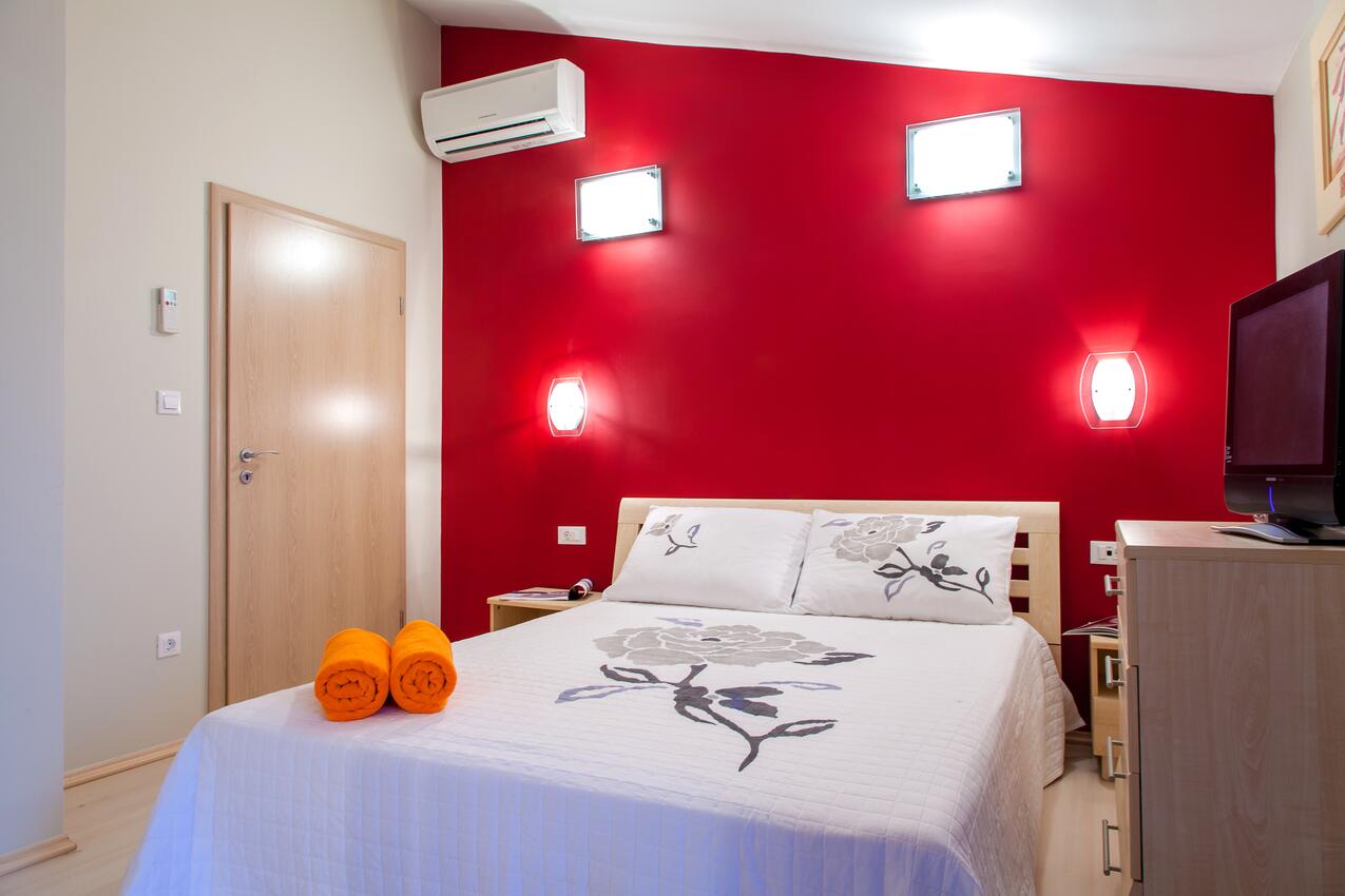 A-10324-b - Private accommodation - Apartments with a parking space Stanići, Omiš