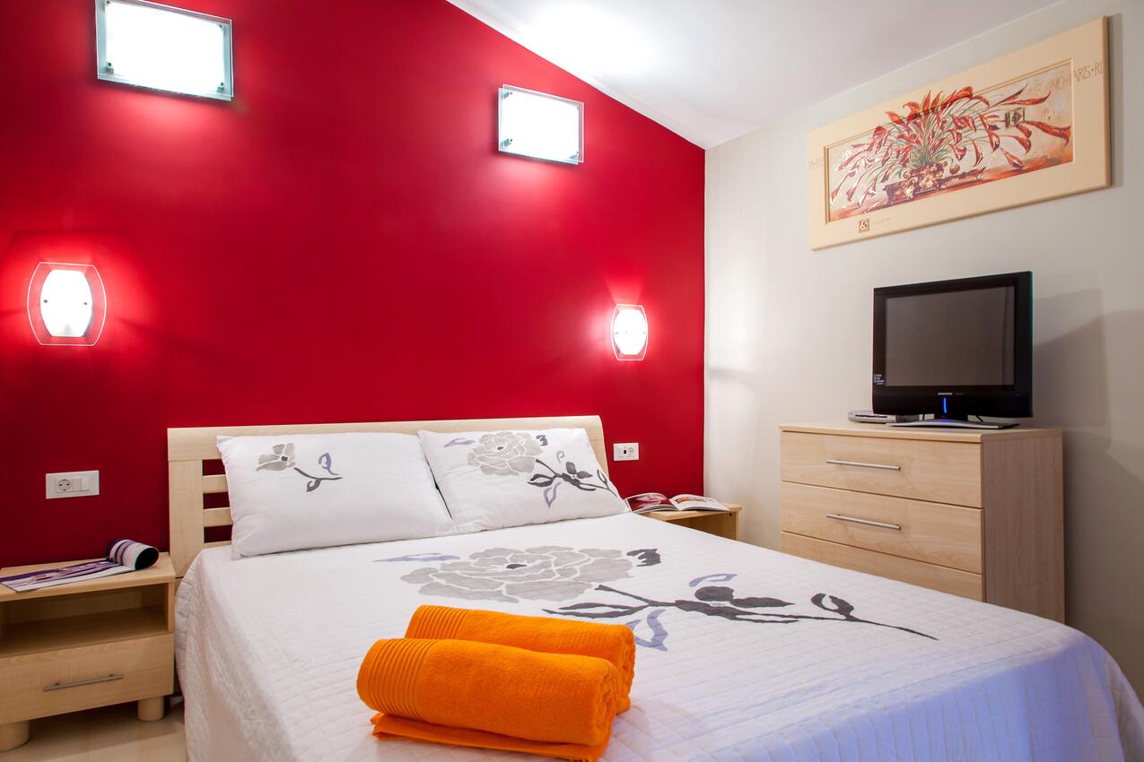 A-10324-b - Private accommodation - Apartments with a parking space Stanići, Omiš