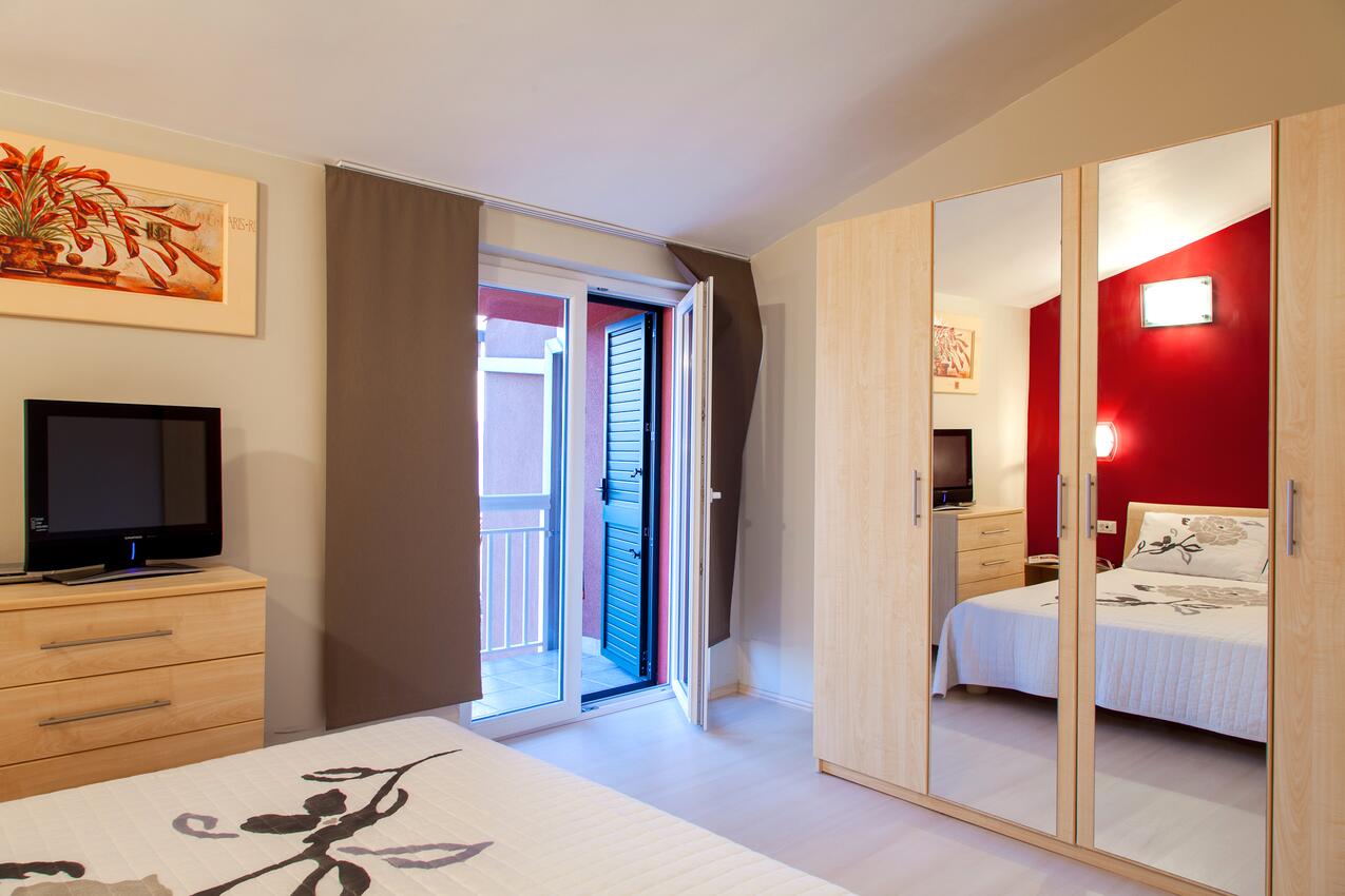 A-10324-b - Private accommodation - Apartments with a parking space Stanići, Omiš