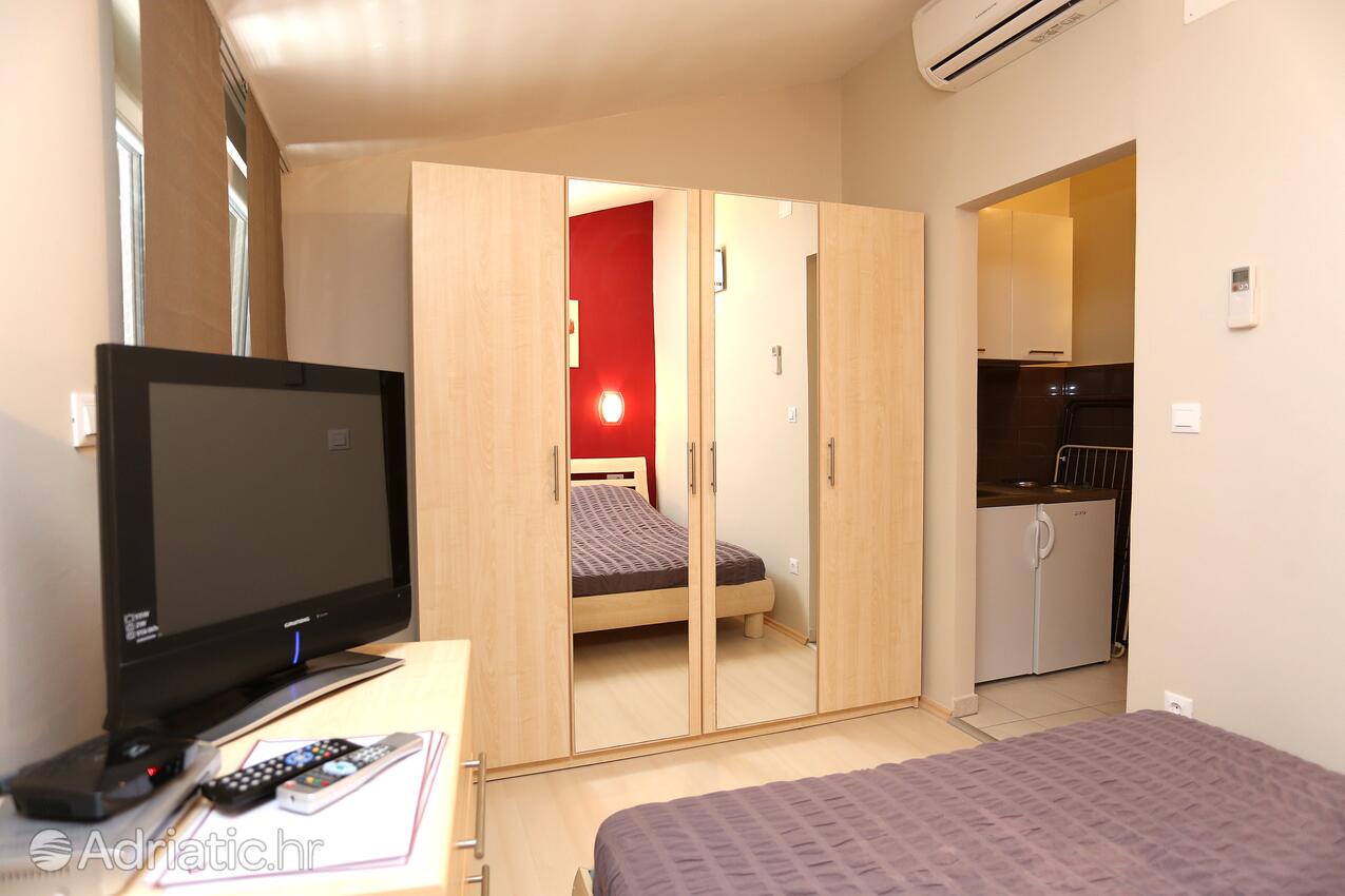 A-10324-c - Private accommodation - Apartments with a parking space Stanići, Omiš