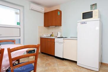 Apartments by the sea Promajna, Makarska - 10329