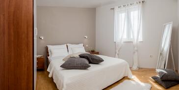 Apartmány a pokoje s parkovištěm  Rogoznica - 10339