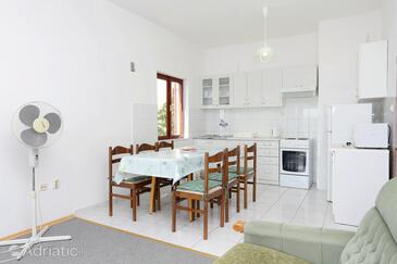 Appartementen met parkeerplaats Lokva Rogoznica, Omis - 10358