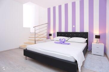 Apartments with parking space Omiš - 10362