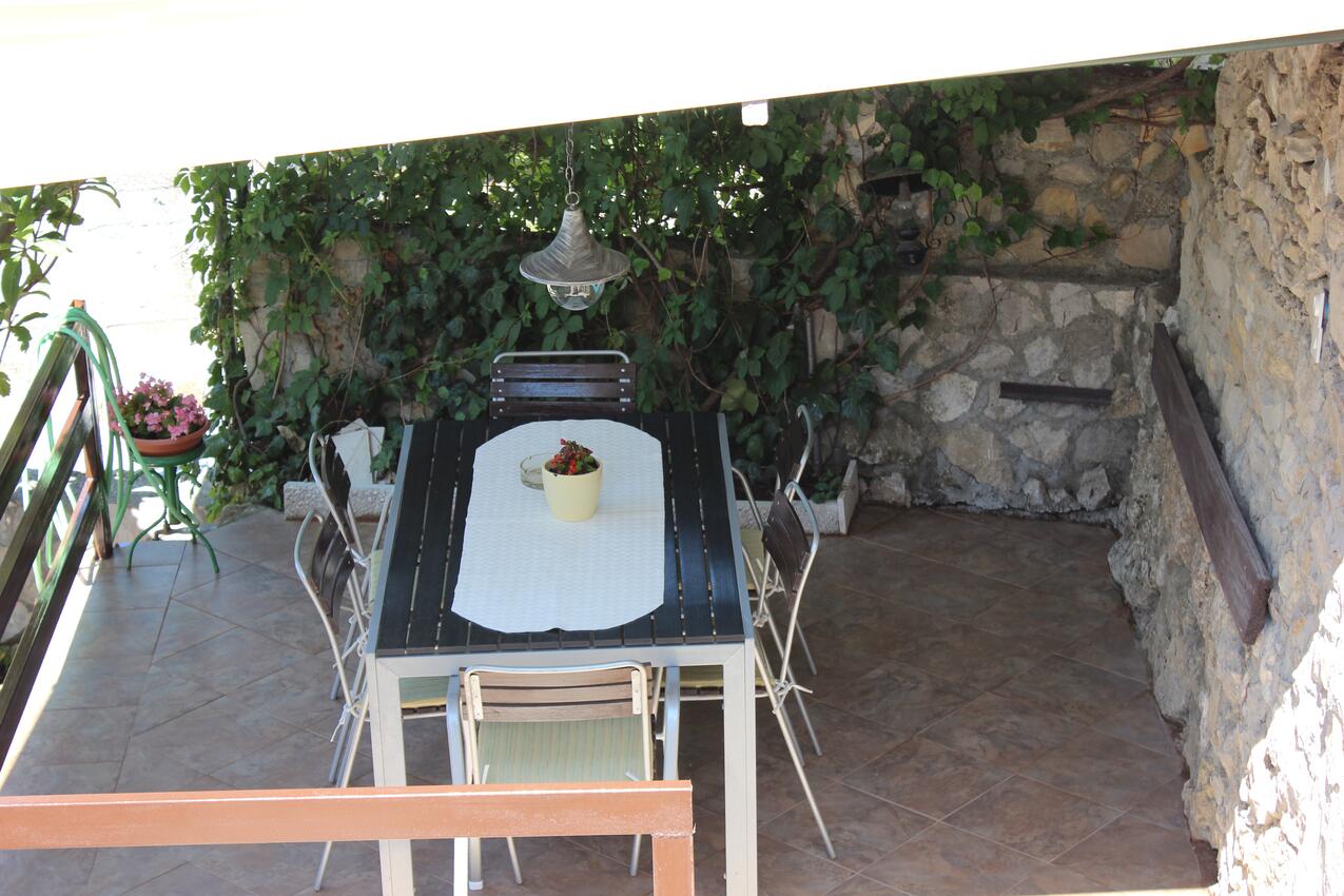 Courtyard - Apartments by the sea Marušići, Omiš
