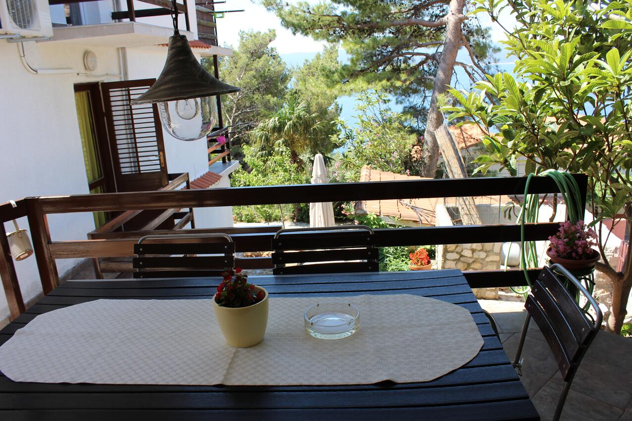Courtyard - Apartments by the sea Marušići, Omiš