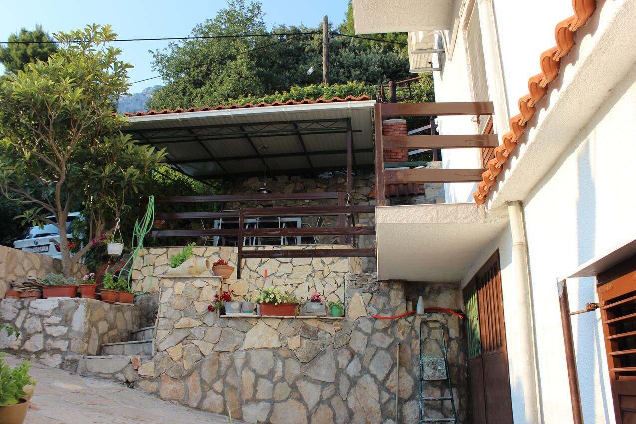 Courtyard - Apartments by the sea Marušići, Omiš