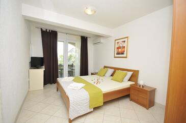 Family-friendly apartments with swimming pool Okrug Gornji, Čiovo - 10401