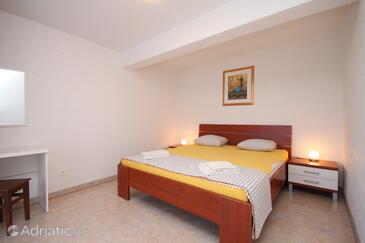 Lejligheder med pool egnet til familier med børn Okrug Gornji, Ciovo - 10401