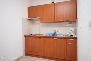 Lejligheder med pool egnet til familier med børn Okrug Gornji, Ciovo - 10401