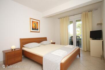 Family-friendly apartments with swimming pool Okrug Gornji, Čiovo - 10401