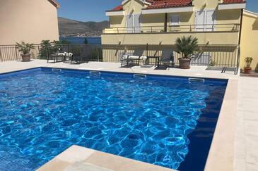 Family-friendly apartments with swimming pool Okrug Gornji, Čiovo - 10401