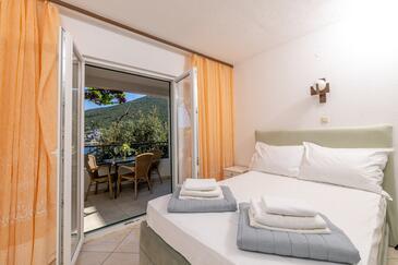 Apartments by the sea Cove Pokrivenik, Hvar - 10427