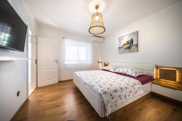 Apartments by the sea Pisak, Omiš - 1067