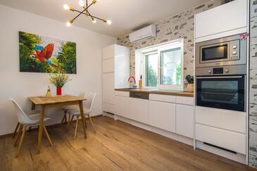 Apartments by the sea Pisak, Omiš - 1067