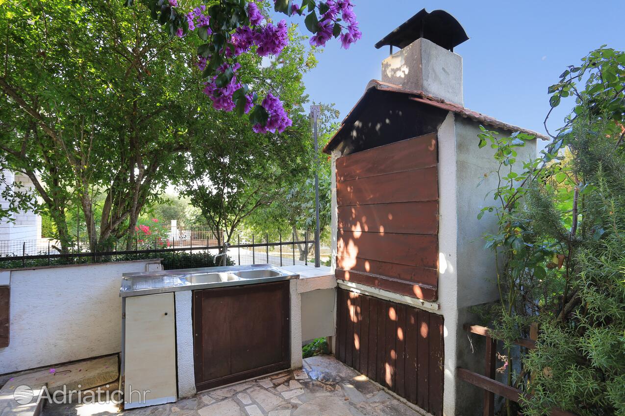 Courtyard - Apartments by the sea Okrug Gornji, Čiovo