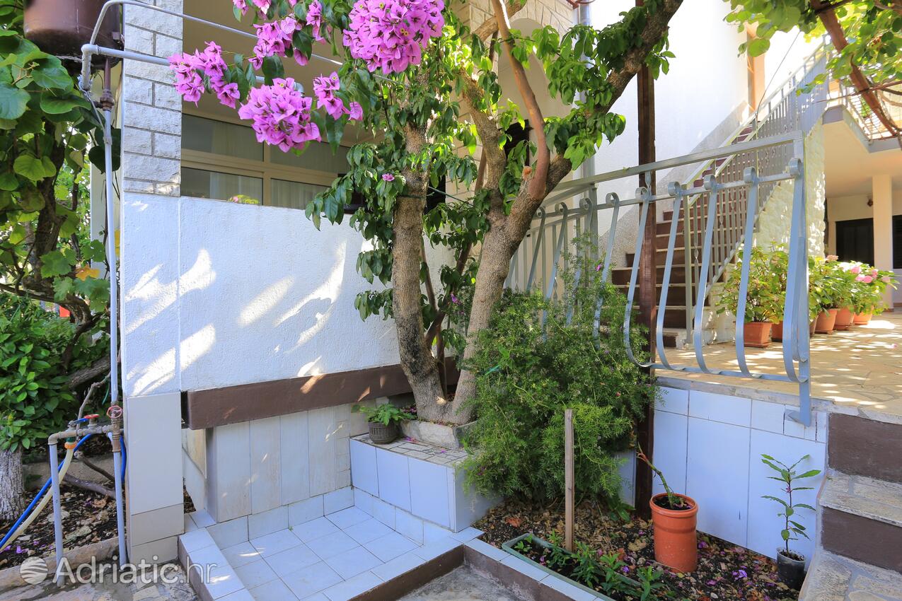 Courtyard - Apartments by the sea Okrug Gornji, Čiovo