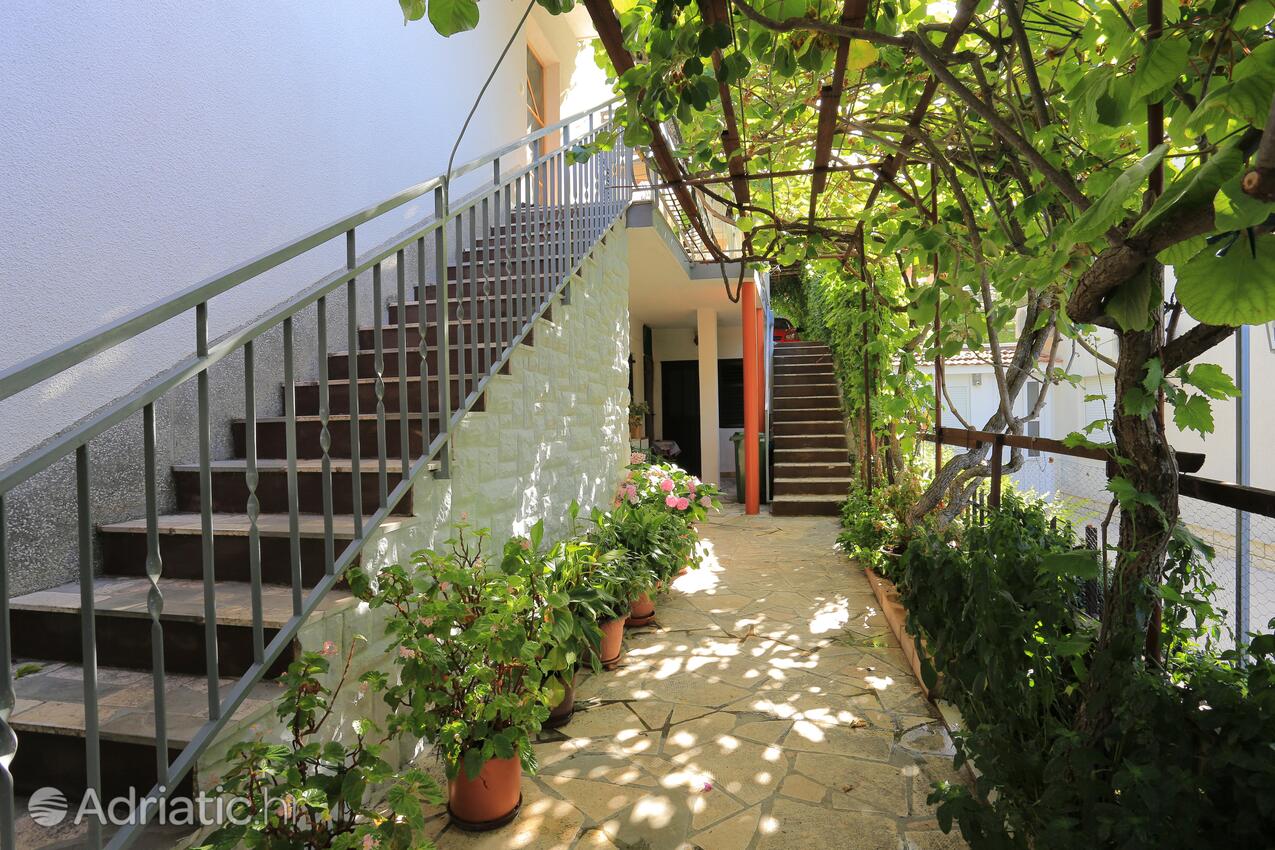 Courtyard - Apartments by the sea Okrug Gornji, Čiovo