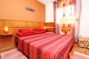 Apartmanok a tenger mellett medencével Rastici, Ciovo - 1084