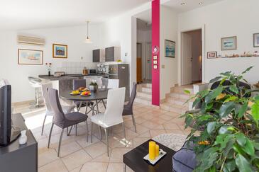 Apartamenty nad morzem z basenem Rastici, Ciovo - 1084
