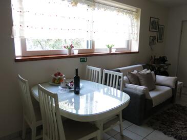 Apartamenty nad morzem z basenem Rastici, Ciovo - 1084