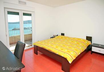 Family friendly seaside apartments Slatine, Čiovo - 1096