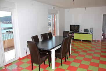 Family friendly seaside apartments Slatine, Čiovo - 1096