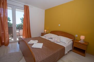 Apartments with parking space Makarska - 11007