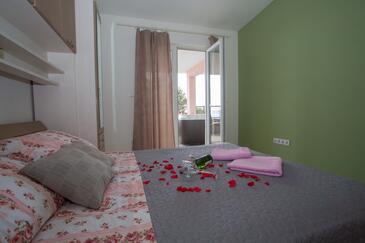 Apartments with parking space Makarska - 11007