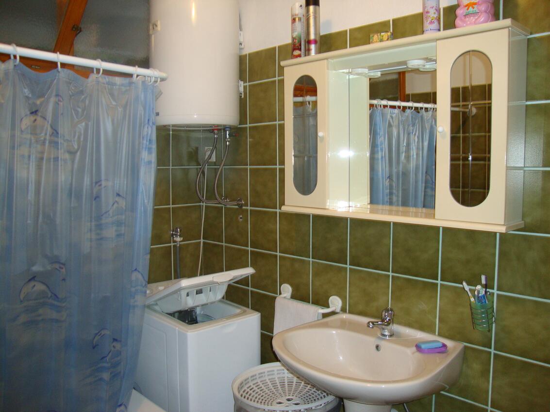 A-11020-a - Private accommodation - Apartments with a parking space Kali, Ugljan