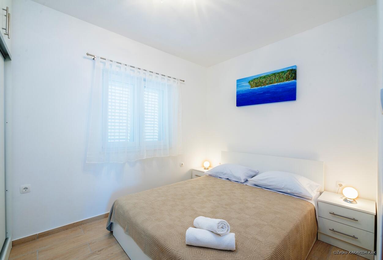 Apartments with parking spaces Maslenica, Novigrad - 11064