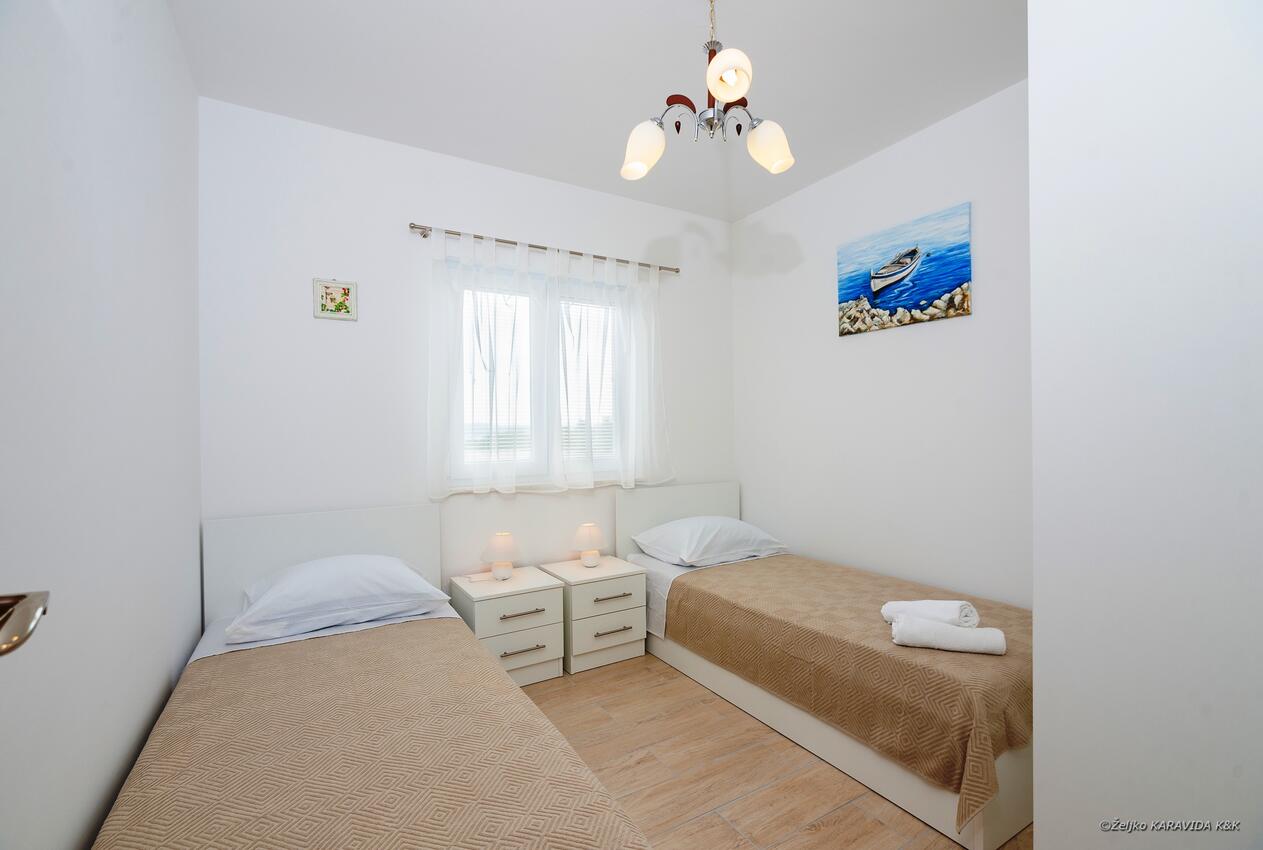 Apartments with parking spaces Maslenica, Novigrad - 11064