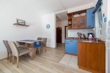 Apartments by the sea Brist, Makarska - 11078