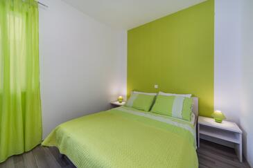 Apartments by the sea Brist, Makarska - 11078