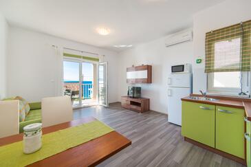 Apartments by the sea Brist, Makarska - 11078