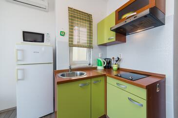 Apartments by the sea Brist, Makarska - 11078