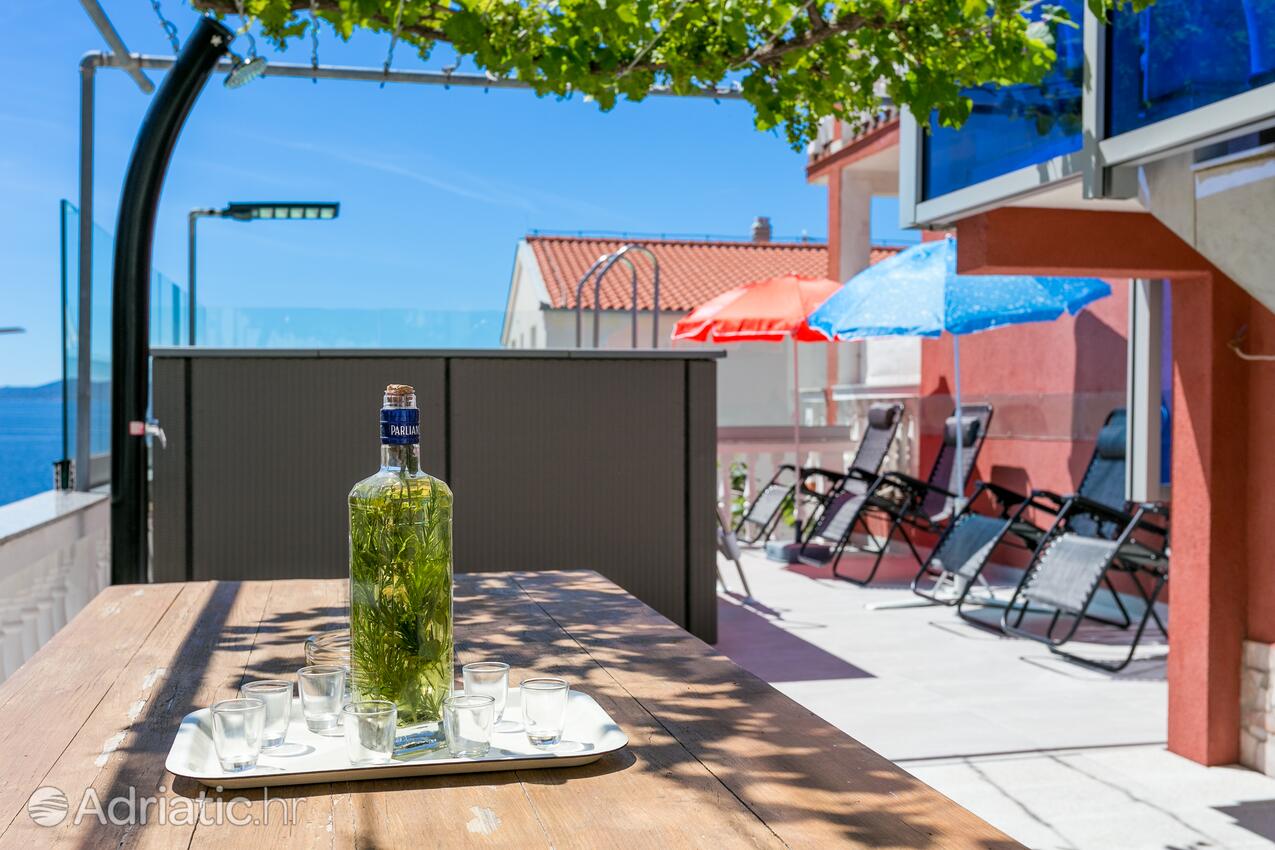 Courtyard - Family friendly apartments with a swimming pool Bušinci, Čiovo