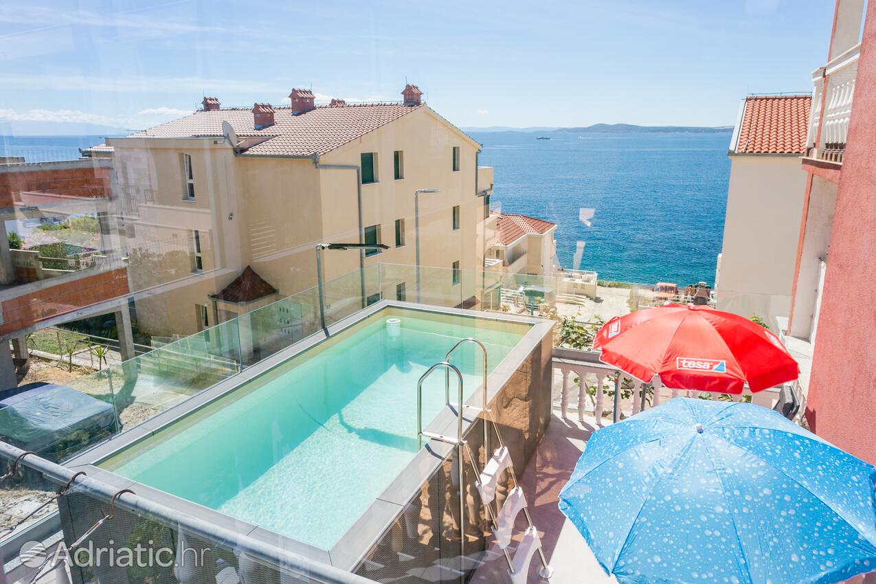 Courtyard - Family friendly apartments with a swimming pool Bušinci, Čiovo